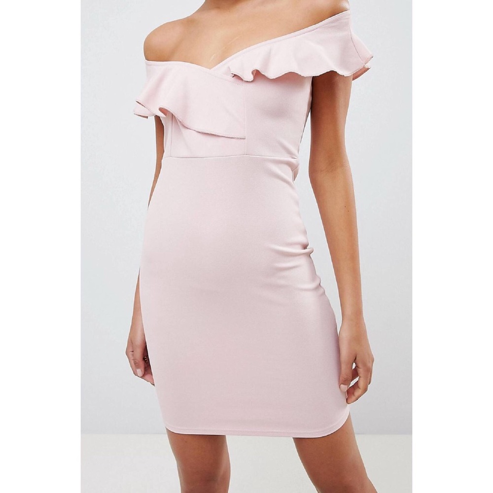 HOST PICK 💕 Ruffle plunge front pencil dress